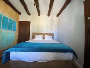 6 bedrooms, desk, soundproofing, iron/ironing board