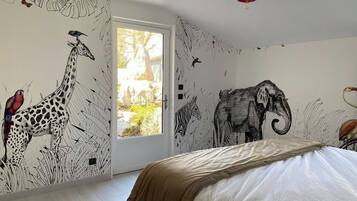 6 slaapkamers, een bureau, geluiddichte muren