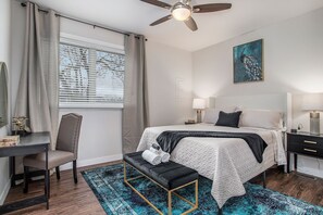 10 slaapkamers, een bureau, een strijkplank/strijkijzer, reisbedje