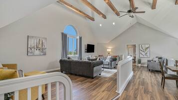 TV, videogames, pebolim, mesa de pingue-pongue