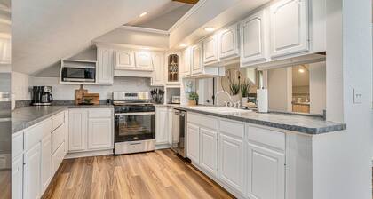 Family Retreat Sleeps 30 | Hot Tub | Ping Pong |