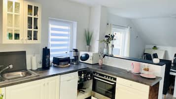 KĂŒhlschrank, Mikrowelle, Ofen, Herdplatte