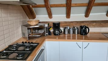 Een koelkast, een microgolfoven, een oven, een kookplaat