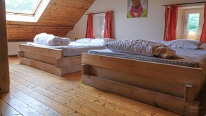 A room with two wooden beds, a skylight, and a painting on the wall. - Mooi gerenoveerde boerderij van 1872. (Büllingen)