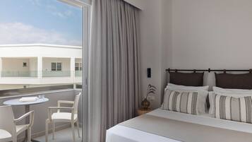 Habitación clásica doble, vistas al jardín | Caja fuerte, cortinas opacas, tabla de planchar con plancha