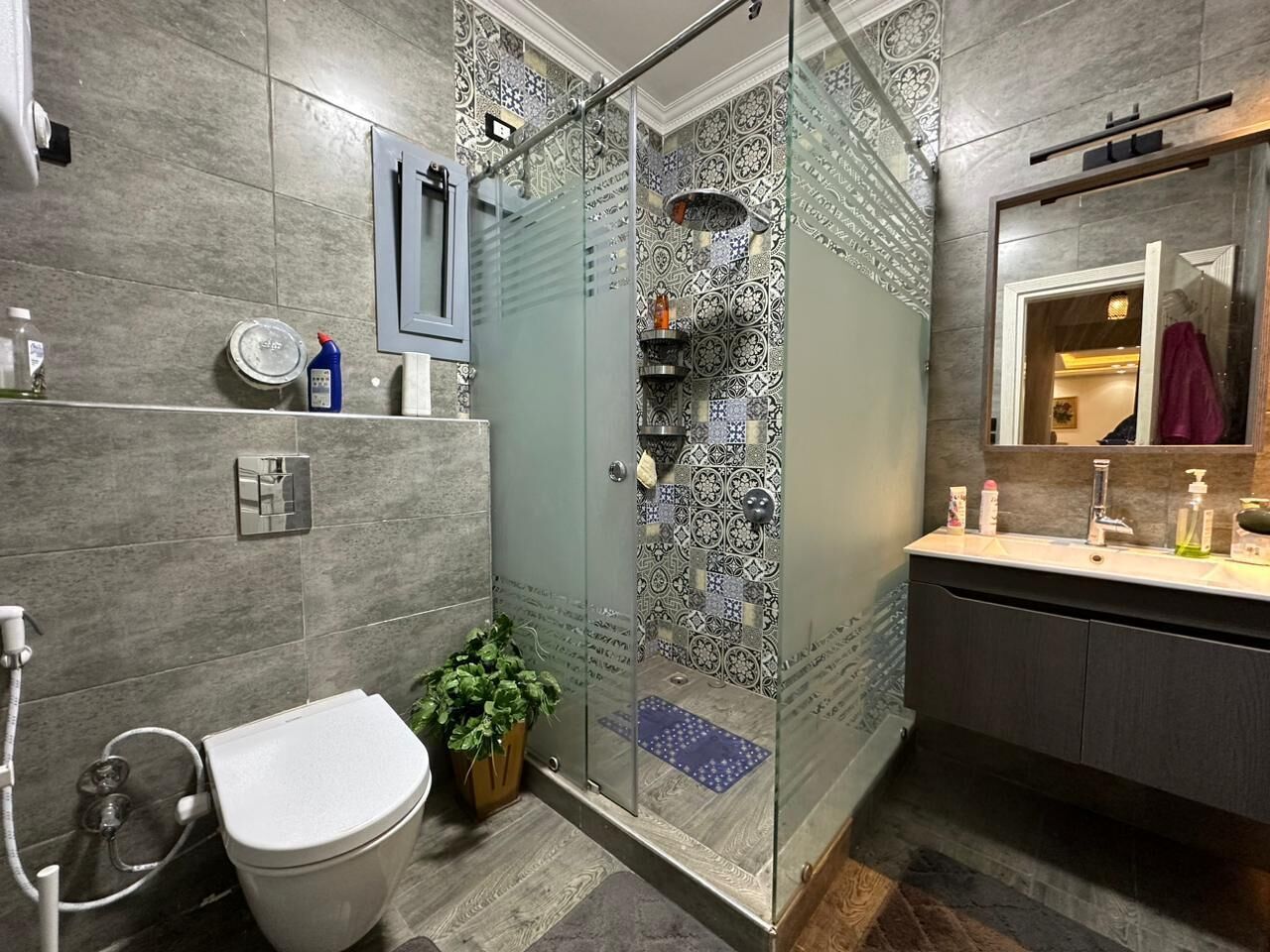 Dusche, Bidet, Handtücher, Seife