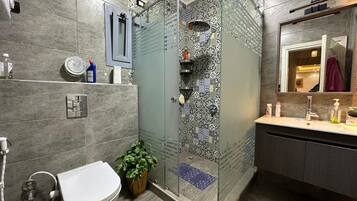 Dusche, Bidet, Handtücher, Seife