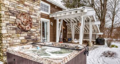 Modern Chalet, 2 Acre lot, HOT TUB and NEW OUTDOOR FIREPIT
