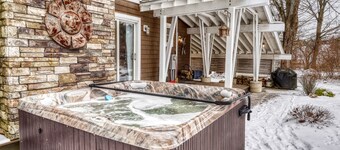 Modern Chalet, 2 Acre lot, HOT TUB and NEW OUTDOOR FIREPIT