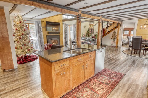 Modern Chalet, 2 Acre lot, HOT TUB and NEW OUTDOOR FIREPIT