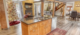 Modern Chalet, 2 Acre lot, HOT TUB and NEW OUTDOOR FIREPIT