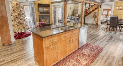 Modern Chalet, 2 Acre lot, HOT TUB and NEW OUTDOOR FIREPIT