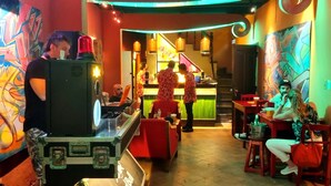 Un restaurante con barra, mesas y sillas.
