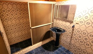 Panoramic Shared Dormitory, Mixed Dorm, Non Smoking, City View | Bathroom | Shower, rainfall showerhead, bidet, soap - Circo Hostel  (Asunción)