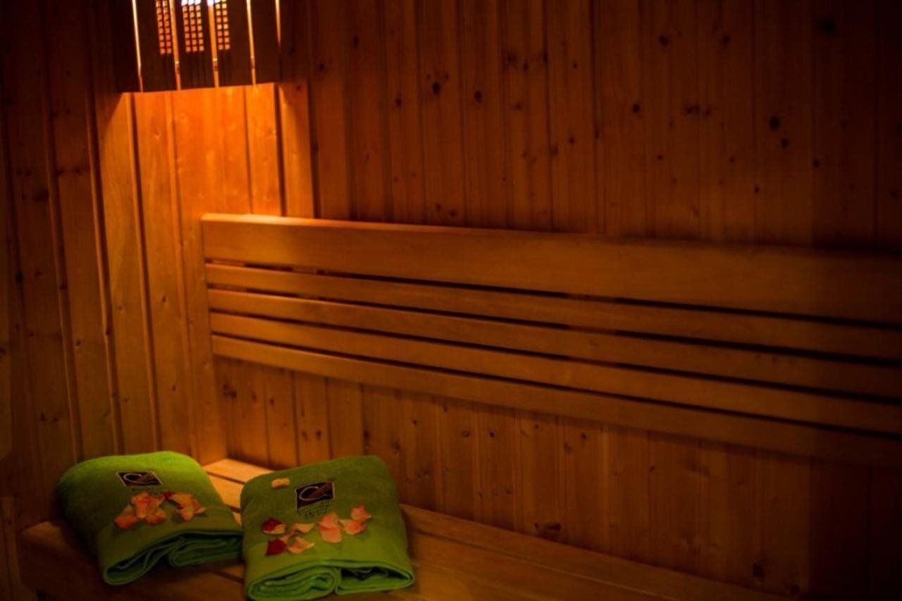 Eine Saunabank aus Holz mit Sitzfläche und Rückenlehne.
