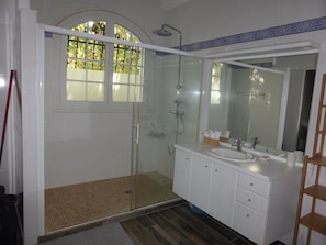 淋浴设施、吹风机、毛巾