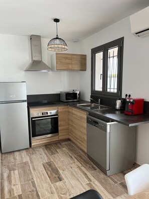 Réfrigérateur, micro-ondes, four, plaque de cuisson