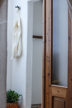 Superior-Apartment | Badezimmer | Dusche, Regendusche, Handtücher