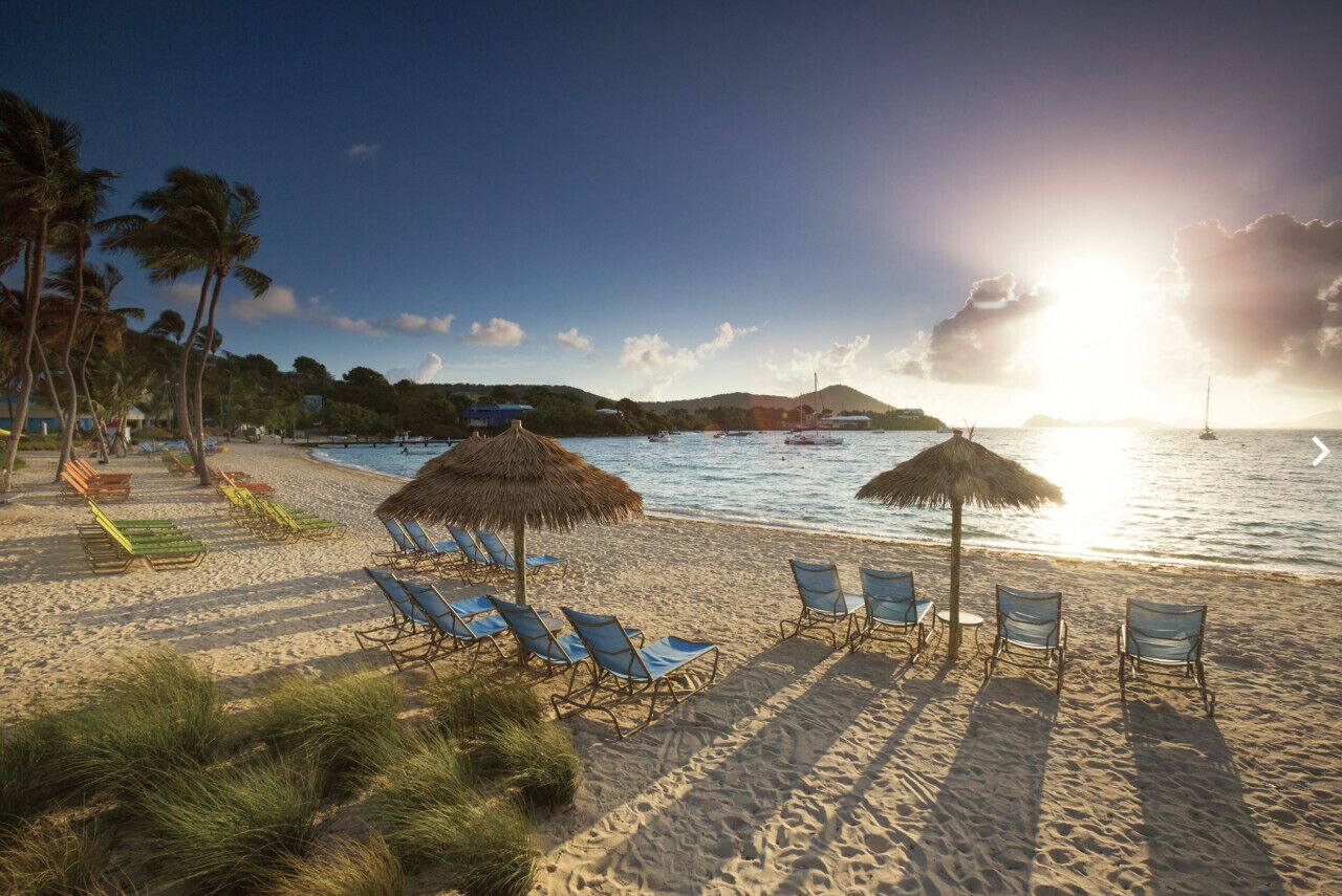 Plage, chaises longues, serviettes de plage