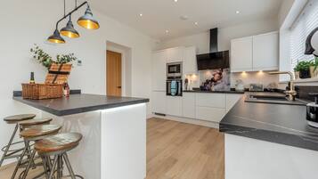 Lavavajillas y trona infantil