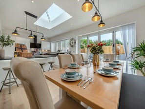 Dining - 3 bedroom accommodation in Square and Compass, near Haverfordwest (Square and Compass, near Haverfordwest)