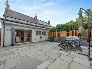 Outdoor dining - 3 bedroom accommodation in Square and Compass, near Haverfordwest (Square and Compass, near Haverfordwest)