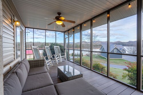 Lake view and lakes access home on Lake Chatuge -mountain view -spacious home. 