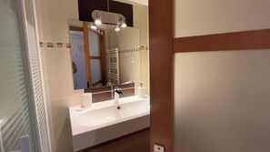 Douche, sèche-cheveux, serviettes fournies