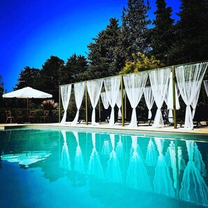 Outdoor pool, a heated pool - 18th century Provencal country house (Sarrians)