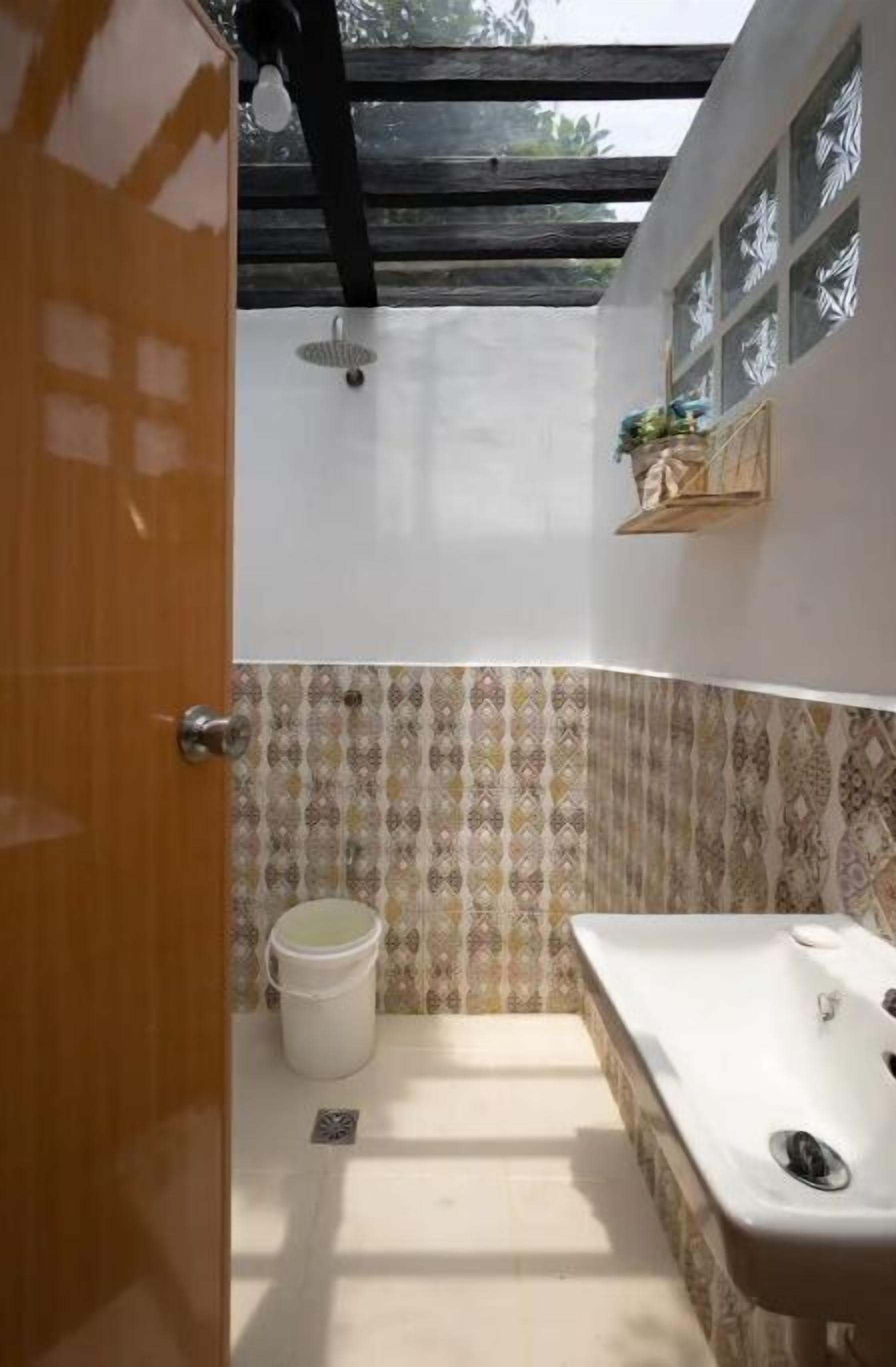 Shower, bidet, toilet paper