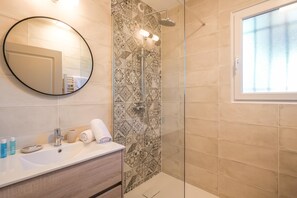 Douche, séchoir à cheveux, serviettes fournies, savon