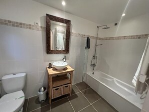 Hair dryer, towels, toilet paper - Large apartment with sea view and mountain view - Near town center (Porto-Vecchio)