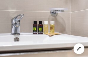 Doccia, asciugacapelli, asciugamani, sapone