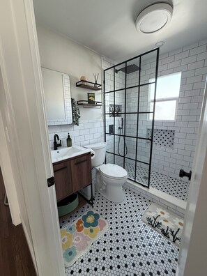 Douche, sèche-cheveux, serviettes fournies, savon