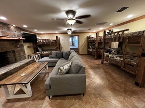 Smart TV - The Grassy Ridge House. Only 5 min from Rocker B Baseball Ranch! Sleeps up to 18 (Graford)