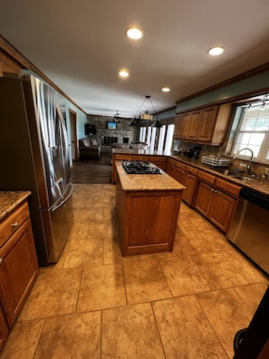 Fridge, microwave, oven, stovetop - The Grassy Ridge House. Only 5 min from Rocker B Baseball Ranch! Sleeps up to 18 (Graford)