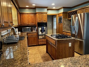 Jääkaappi, mikroaaltouuni, uuni, liesi