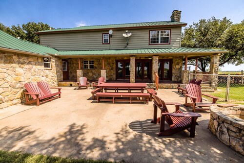 The Grassy Ridge House. Only 5 min from Rocker B Baseball Ranch! Sleeps up to 18