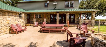 The Grassy Ridge House. Only 5 min from Rocker B Baseball Ranch! Sleeps up to 18