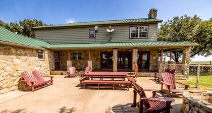 The Grassy Ridge House. Only 5 min from Rocker B Baseball Ranch! Sleeps up to 18