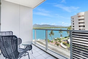 Property grounds - Studio Stay near Marina with Pool, Gym and Sauna (Cairns City)