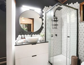 Bathtub, hair dryer, towels