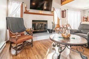 Älytelevisio, takka, videopelejä, pöytäjalkapallopöytä