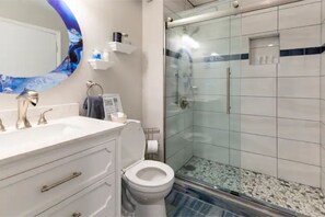 Douche, sèche-cheveux, serviettes fournies, savon