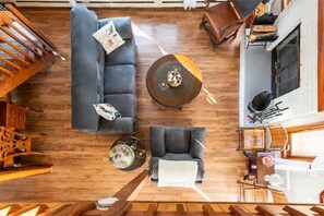 Smart TV, chimenea, videojuegos y futbolito 