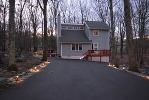 Exterior - Clean Home Away From Home In A Beautiful Community With Indoor/Outdoor Pools (East Stroudsburg)