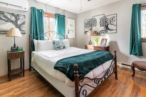 3 bedrooms, desk, iron/ironing board, travel crib - Clean Home Away From Home In A Beautiful Community With Indoor/Outdoor Pools (East Stroudsburg)