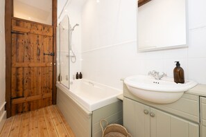 Douche, sèche-cheveux, serviettes fournies, savon
