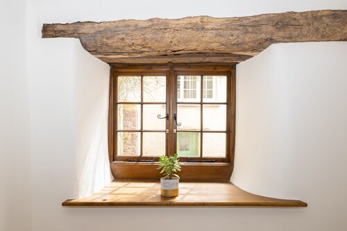 Peaceful Devon hideaway with wood fired hot tub and great pubs. 