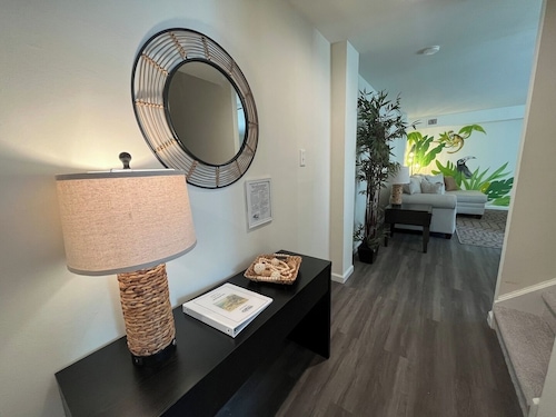 Palm Court-Trendy and Block from Ocean Casino